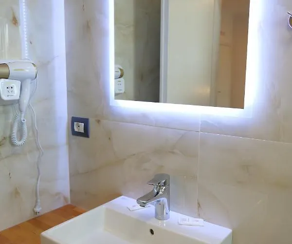 מלון Hilltop Heaven 4*